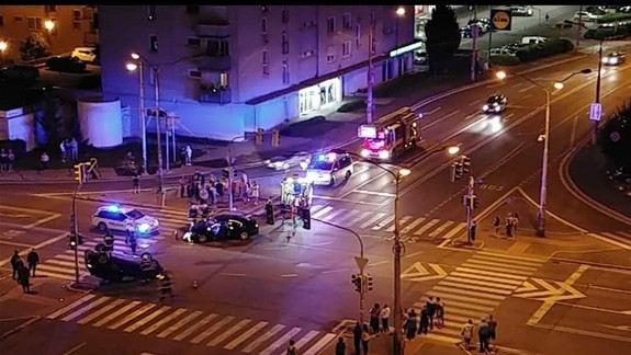 Nehoda vo Vrakuni: Auto po zrážke skončilo na streche