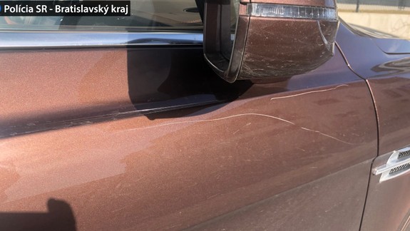 Žena v Pezinku poškriabala luxusné Bentley - škoda bola vyčíslená na 1700 eur!