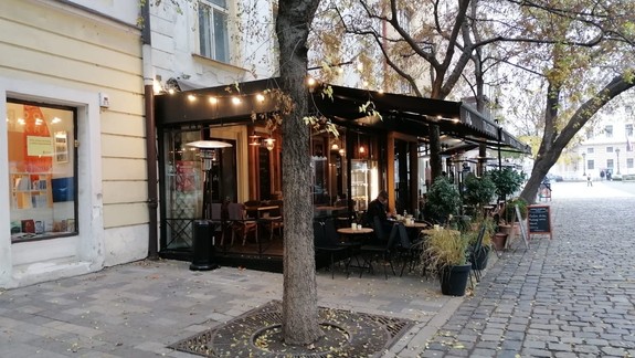 Terasy v kaviarňach a reštauráciách musia byť od piatka zatvorené