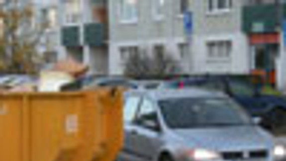 Kontajner trčiaci do cesty vraj nerobil problémy