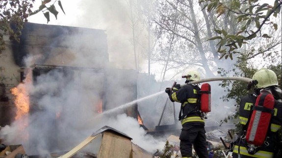 Statoční policajti: Pred plameňmi zachránili bezdomovca zúfalo volajúceho o pomoc