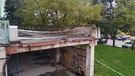 Terasy pri panelákoch chátrajú naďalej, ich opravám bráni nový zmätok