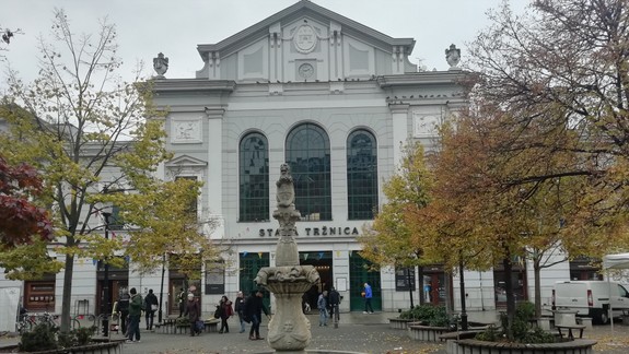Ľudia pred Vianocami prichádzajú na trh po jedlo aj darčeky