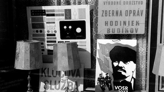 Ako to vyzeralo v obchodoch na Obchodnej pred 30 rokmi?