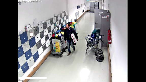 Z predajne v nákupnom centre zmizli dva mobilné telefóny - polícia zverejnila fotografie, ktoré by krádež mohli objasniť