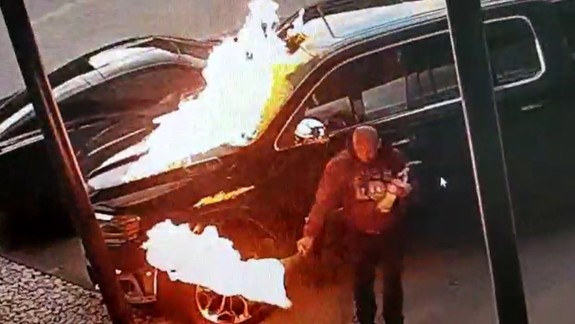 FOTO a VIDEO: Šialené - Na Panónskej ceste muž úplne pokojne podpálil tri autá a už ho aj našli!