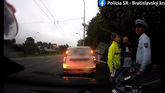VIDEO Opitý vodič na Rožňavskej: Cez križovatku prešiel na červenú, nafúkal takmer dve promile