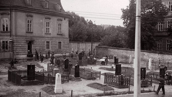 PREMENY BRATISLAVY V meste boli počas vojny až tri poľné cintoríny, jeden z nich pri Prezidentskom paláci