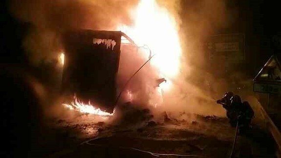 V noci horel kamión na diaľnici D2: Nikto sa nezranil