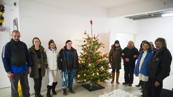 Aj ľudia bez domova dávajú na Vianoce darčeky