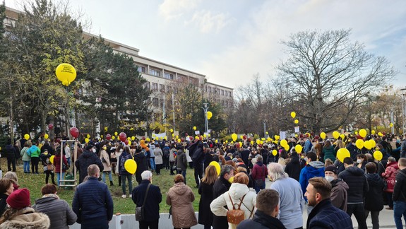 FOTO a VIDEO: Ako to vyzeralo na bratislavských protestoch? Pred Úradom vlády boli zranení dvaja policajti!