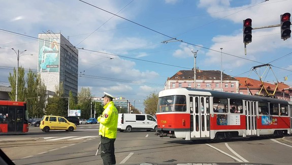 VIDEO: Rozumiete pokynom policajta, ktorý riadi križovatku?