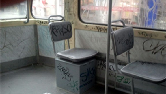 Polícia cez víkend chytila vandalov, ktorí sprejovali vozidlá MHD