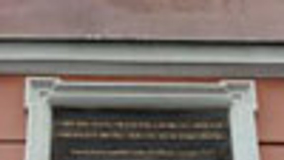 Tabuľa Sándora Petőfiho je späť na Panenskej