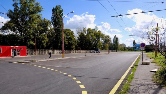 Mesto opravilo povrch parkovacej plochy pred cintorínom Vrakuňa