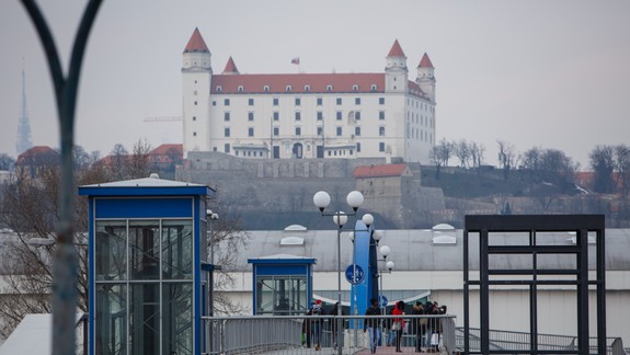 FOTO: Netradičná galéria na plote staveniska prináša Petržalský príbeh na raritných fotografiách