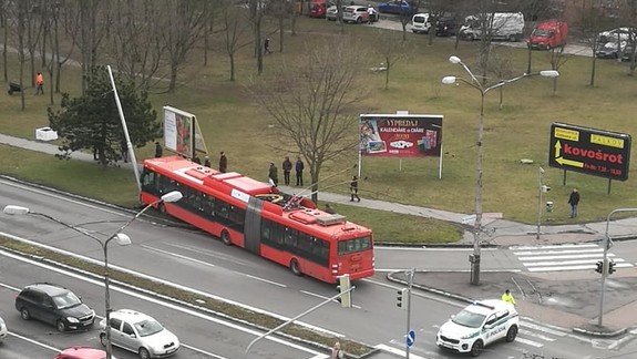 FOTO: Na Dolných honoch narazil trolejbus MHD do stĺpa - osem ľudí bolo zranených!