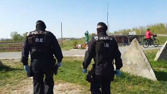 Policajti zasiahli proti človeku, ktorý napriek pozitívnemu testu na koronavírus nezostal doma