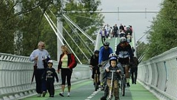 Po cyklomoste počas slávnostného otvorenia prešli tisíce ľudí 