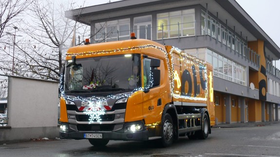 Prinesie lepšiu náladu deťom i dospelým: Do ulíc vyráža vianočné smetiarske auto