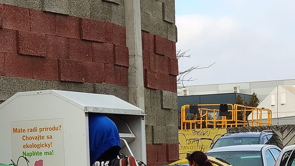 Pouličné nákupy? Pozrite sa, ako v Devínskej vyberajú stojisko na použité oblečenie