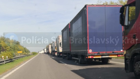 Prepadnutá vozoka: Na D2 pred hraničným priechodom Čunovo sa tvorí kolóna kamiónov