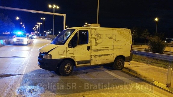 Ďalší nelegálni migranti zo Sýrie, prevádzač nerešpektoval pokyn policajta a nabúral do iného vozidla