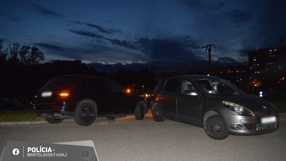 Dvaja opití vodiči narazili v Petržalke do zaparkovaných áut