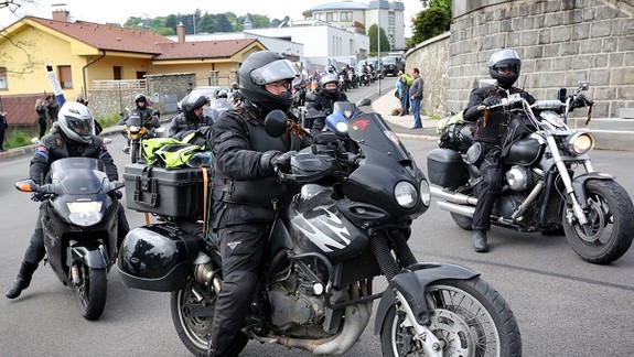 FOTO: Na Slavín prišli Noční vlci. To, čo držali v rukách, vám pripomenie staré časy