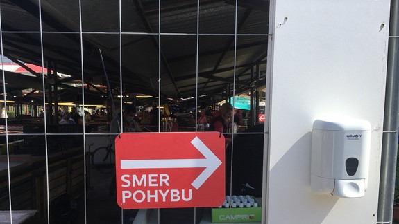 FOTO: Hoci sú trhovníci oplotení ako v klietke, sú šťastní, že sú späť. Miletička konečne ožila!