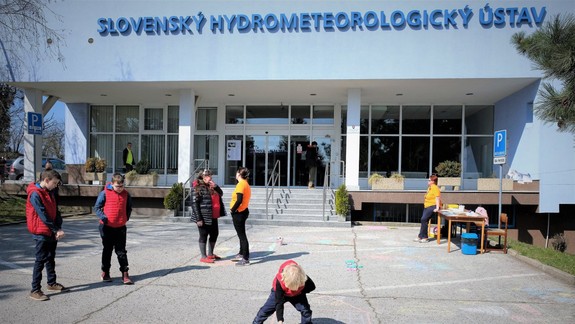 FOTO: Na DOD v SHMÚ sa mohli návštevníci prejsť aj po meteorologickej záhradke