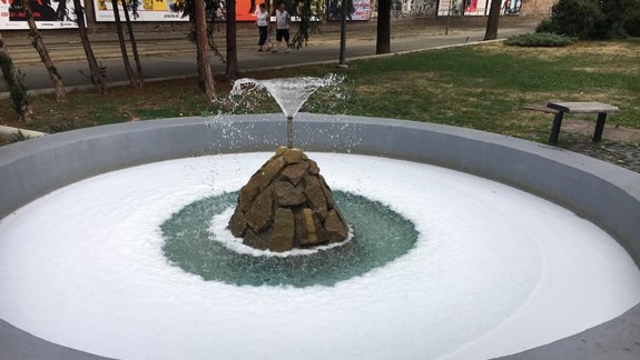 FOTO: Všimli ste si, čo je čudné na vode v tejto fontáne na Americkom námestí?