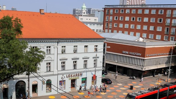 Z námestia SNP zmizli autá: Viete, čo naznačujú oranžové kruhy?