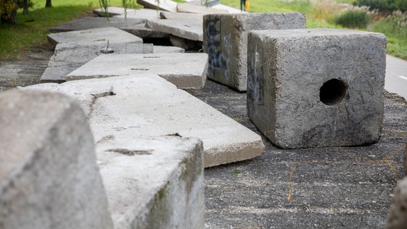 Hádajte, čo sú tieto "rozhádzané" kusy betónu