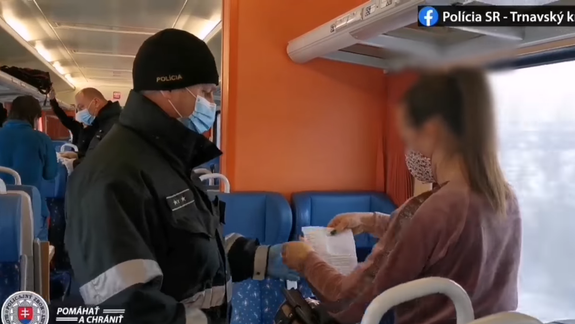 VIDEO Nezabudnite nosiť negatívny test so sebou: Polícia kontrolovala pasažierov vo vlaku na trase Trnava - Bratislava