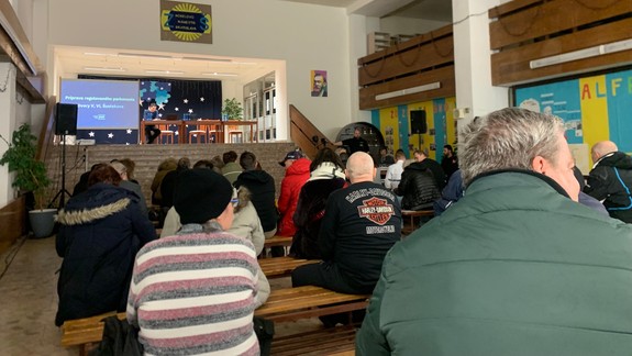 Búrlivá debata o parkovaní v Petržalke: Čo sa dialo na verejnej diskusii k zavádzaniu PAAS?