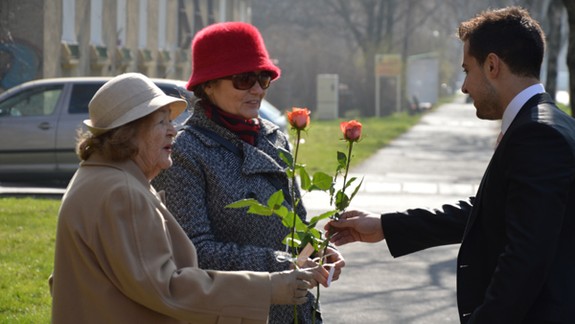 Poslanec Horváth na MDŽ rozdával Ružinovčankám ruže