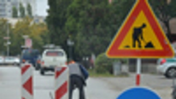 Na Opletalovej rozširujú cestu pre parkovanie