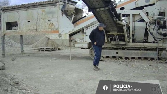 Nepoznáte tohto muža? Polícia sa ho chce opýtať, kto odmontoval fotopasce a následne kradol