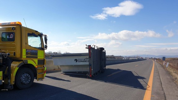 Na diaľnici D1 v Petržalke sa zrazili dva kamióny, zdržanie je 30 minút