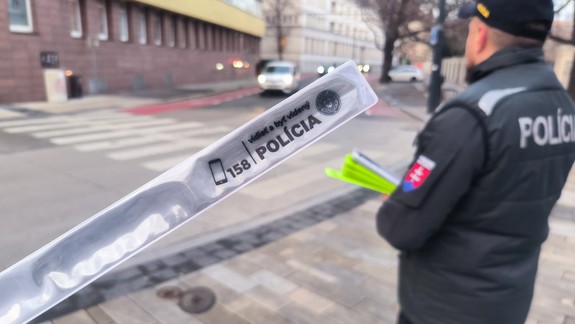 Môžu zachrániť život: Polícia pripomína chodcom počas zníženej viditeľnosti používanie reflexných prvkov