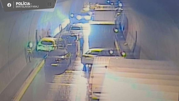 Tunel Sitina museli uzavrieť,  zrazilo sa tam niekoľko áut