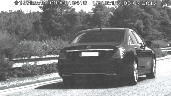 Vodič mercedesu išiel po diaľnici D2 príliš rýchlo - zaplatil za to pokutu 400 eur