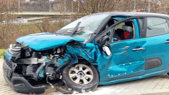 Nehoda: Na Botanickej sa ráno zrazila električka s autom