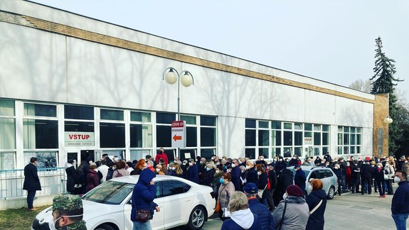 Mnohí nezaočkovaní chcú podvodom získať potvrdenie o očkovaní, upozorňujú lekári