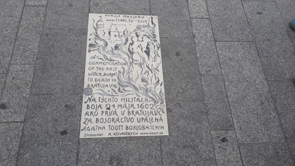 Tu upálili prvú bosorku v Prešporku: Pamätná tabuľa záhadne zmizla, teraz osadili novú