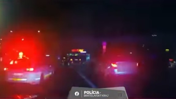 VIDEO: Opitý vodič uháňal z Petržalky do centra mesta, jazdil do protismeru i po chodníku