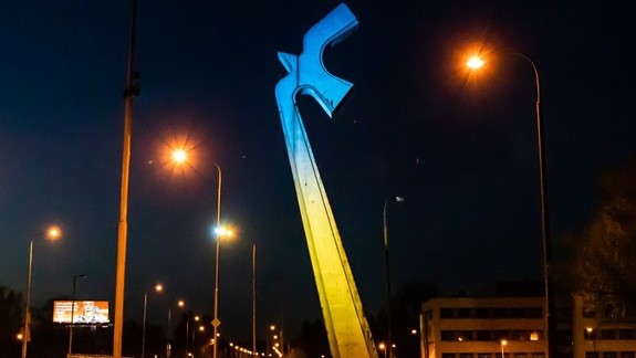 Petržalská Holubica mieru sa odela do farieb Ukrajiny na pamiatku obetí Putinovej vojny