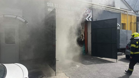 Na Starej Vajnorskej vypukol požiar, zasahovalo 21 hasičov