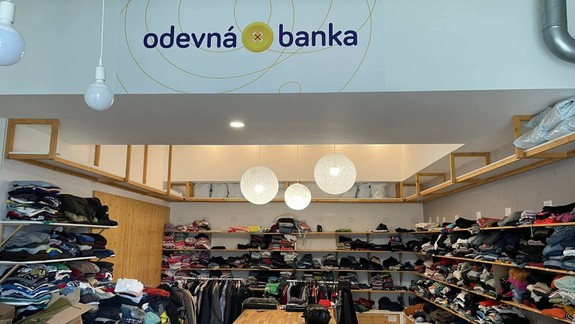 Chcete oblečenie od svojho obľúbeného herca? Odevná banka organizuje na Nivách bazár s oblečením od známych osobností